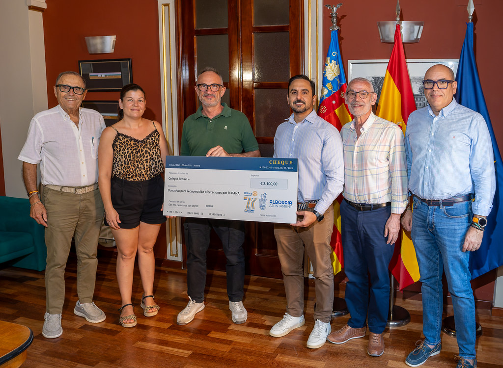 José David Nelo y Vicente Ortega (Rotary Club Valencia Centro) entregan el cheque de la 7K Port Saplaya 2025 al director del Colegio de Sedaví, Julio Molina, junto al alcalde de Alboraya Miguel Chavarría y la concejala Zeudy Estal
