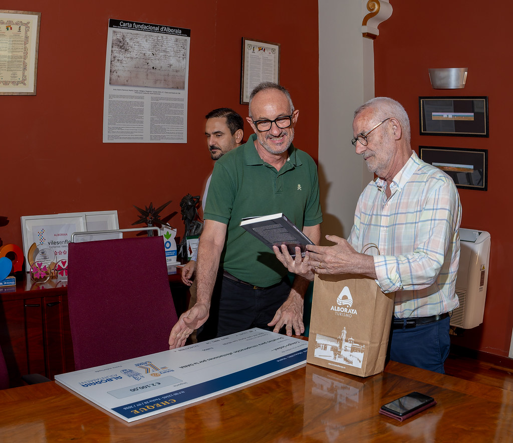 Entrega de un detalle al director del Colegio de Sedaví, Julio Molina, durante el acto en el Ayuntamiento de Alboraya