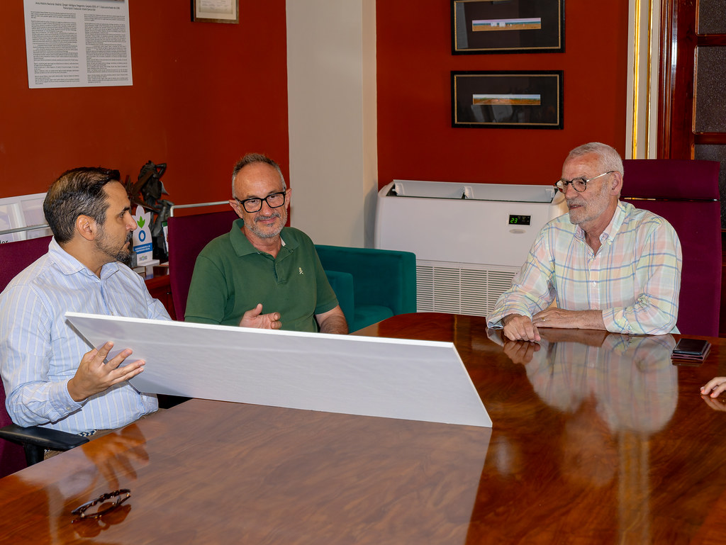 Cheque de la recaudación de la 7K Rotary Port Saplaya 2025 sobre la mesa del salón del Ayuntamiento de Alboraya