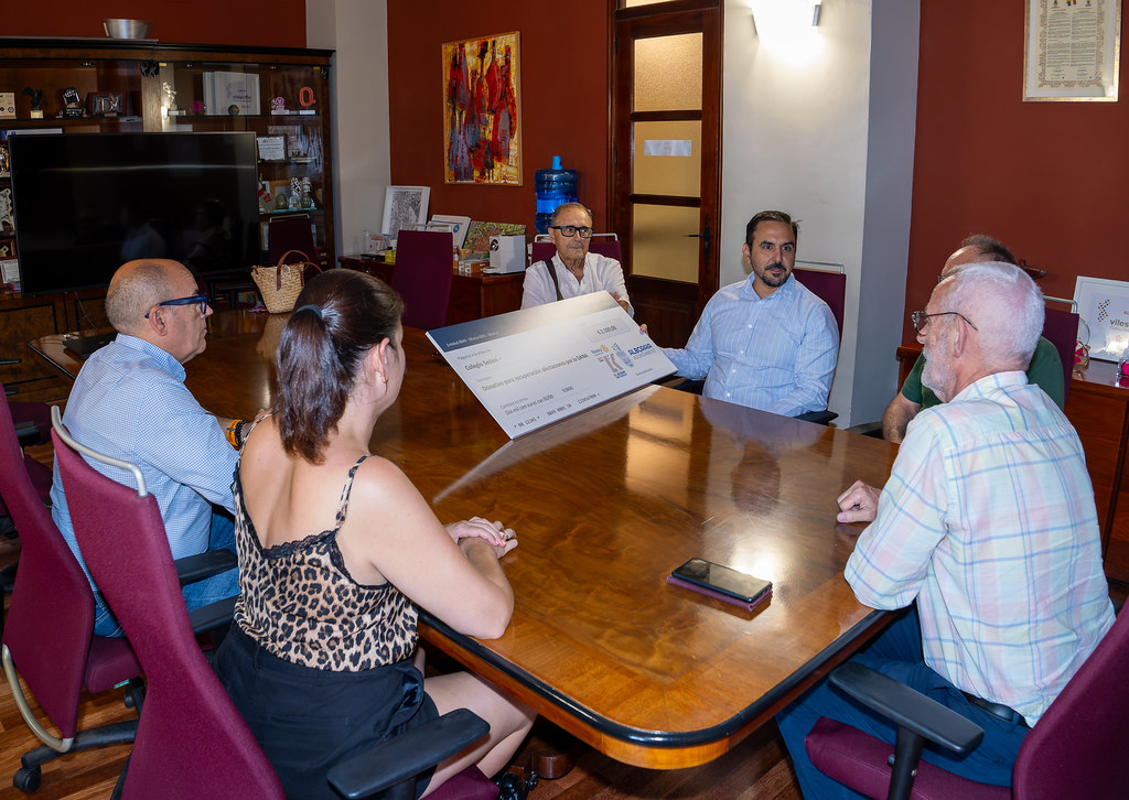 Reunión en el Ayuntamiento de Alboraya con motivo de la entrega de la recaudación de la 7K Rotary Port Saplaya 2025