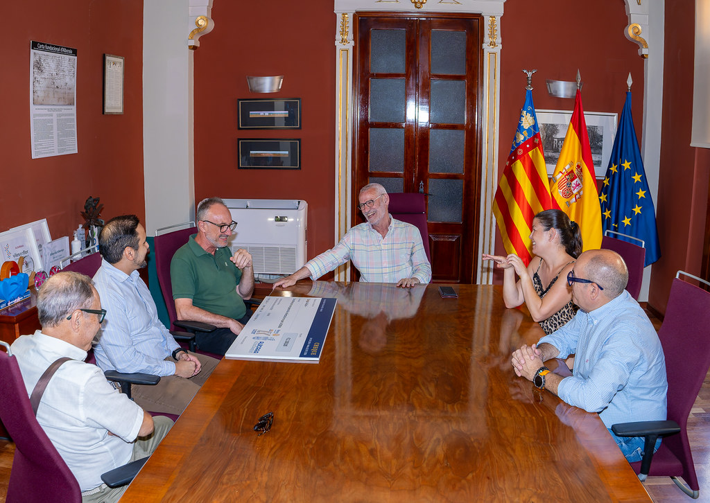 Rotarios, autoridades municipales y dirección del Colegio de Sedaví reunidos en el Ayuntamiento de Alboraya