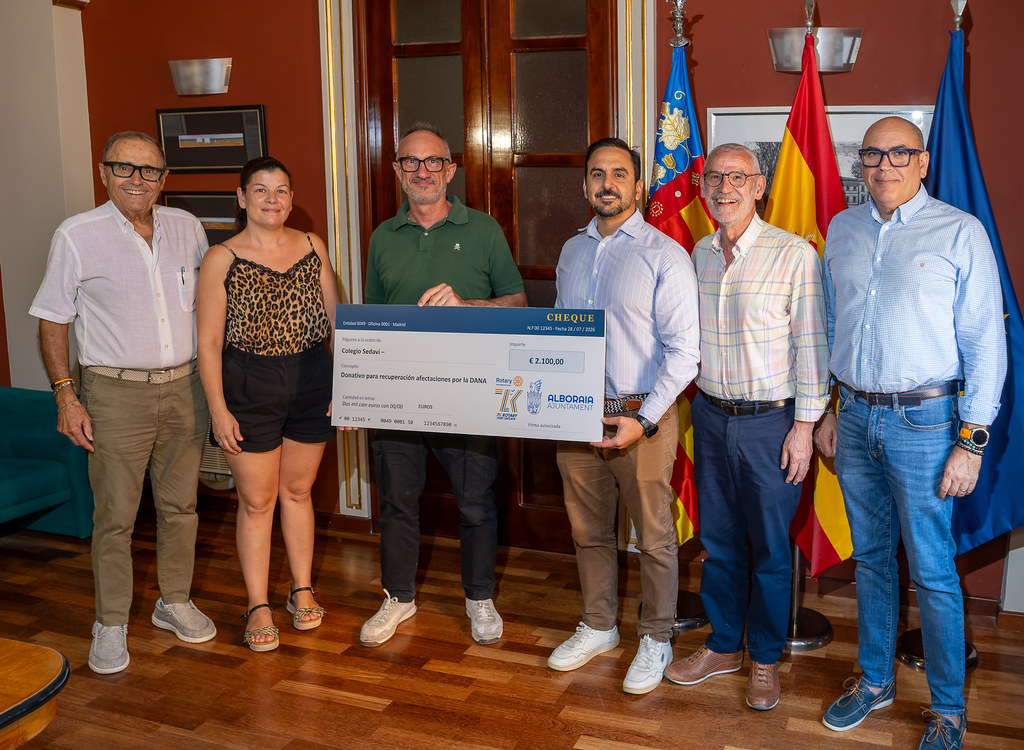Autoridades, rotarios y representantes del Colegio de Sedaví con el cheque de la recaudación de la 7K Rotary Port Saplaya 2025 en el Ayuntamiento de Alboraya