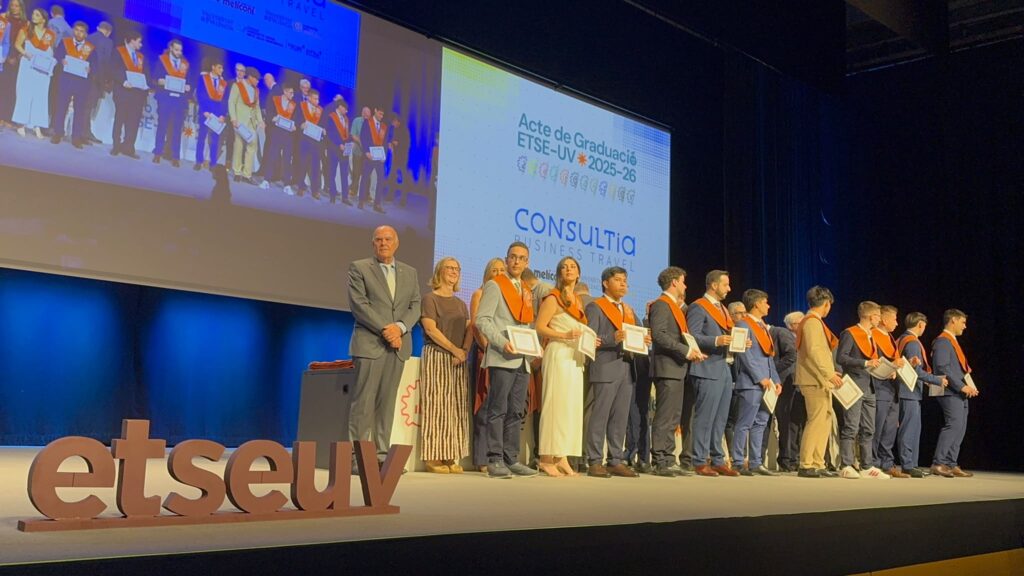 Graduados y premiados en el Acte de Graduació de la ETSE-UV 2025-26