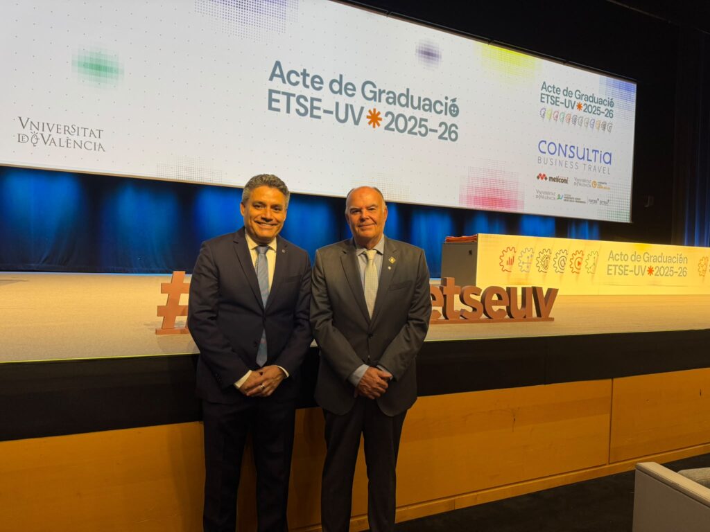 Representantes del Rotary Club Valencia Centro en el Acte de Graduació de la ETSE-UV 2025-26